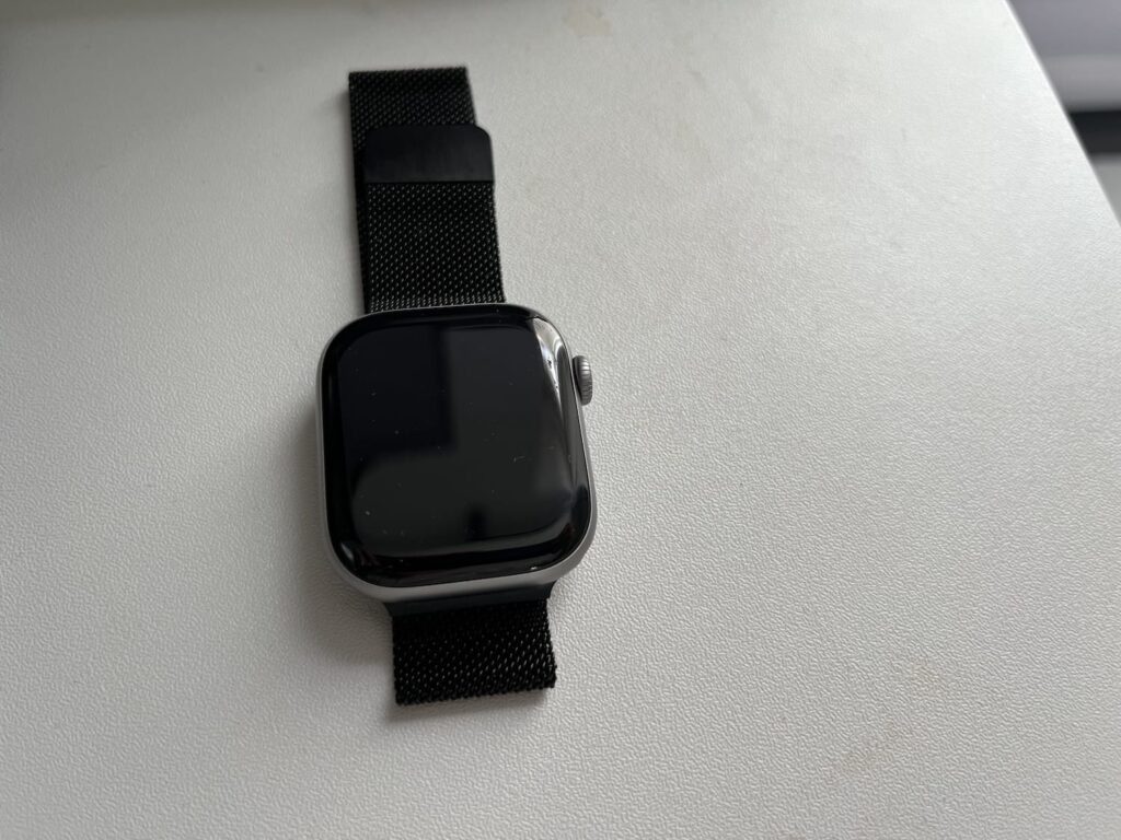 Zwarte milanese Apple Watch band van 123watches op een witte ondergrond