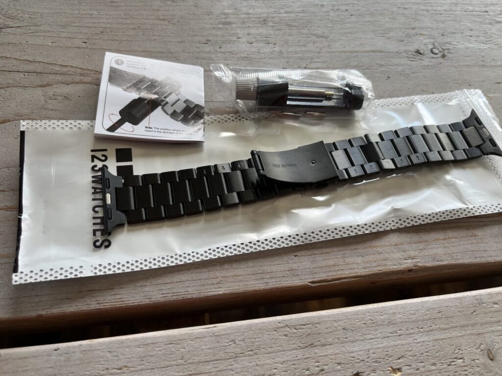 Zwarte roestvrij stalen schakelband van 123watches uitgestald in de originele verpakking met gereedschap en instructies