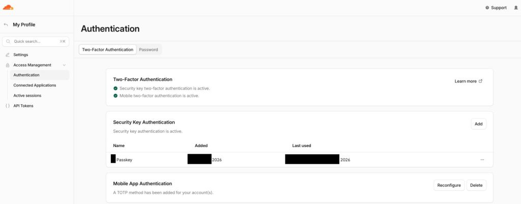 Cloudflare authenticatie-instellingen met twee-factor-authenticatie actief via zowel een passkey als mobiele app, met een geregistreerde passkey zichtbaar in de lijst