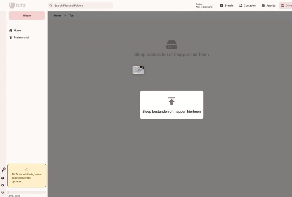 Drag-and-drop functie in Tuta Drive waarbij een bestand naar de uploadzone wordt gesleept