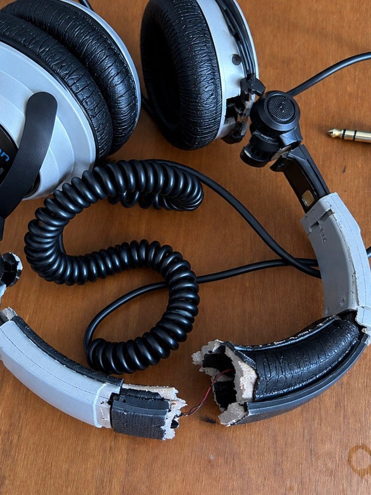 Kapotte Stanton DJ Pro 2000 koptelefoon met gebroken hoofdband en loshangende onderdelen na bezorging via Budbee